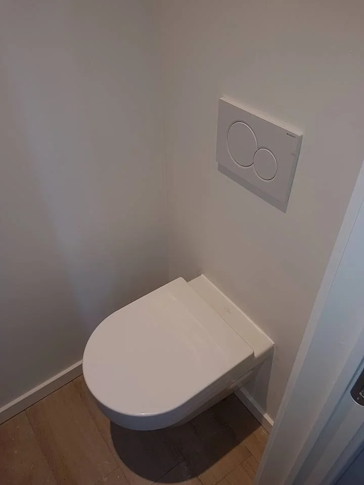Toilet in een afgewerkte badkamer