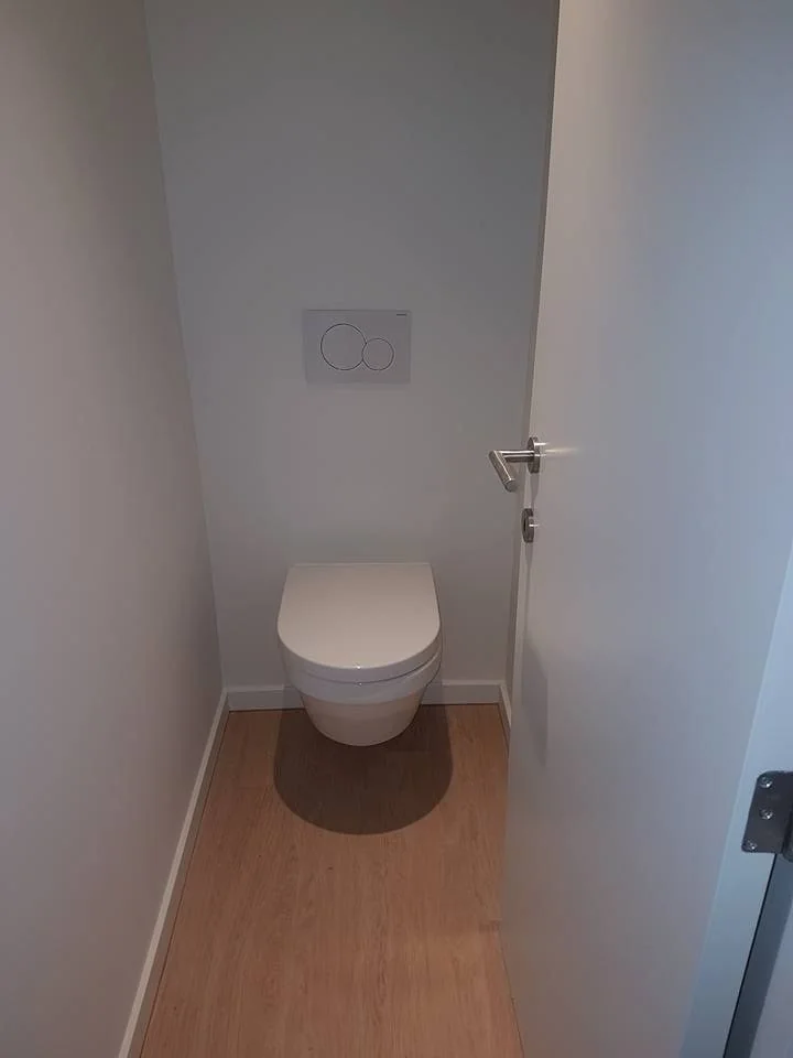Toilet in een afgewerkte ruimte