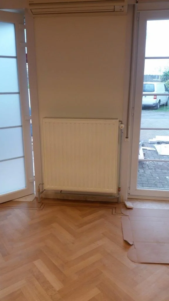 Radiator in een afgewerkte woonruimte